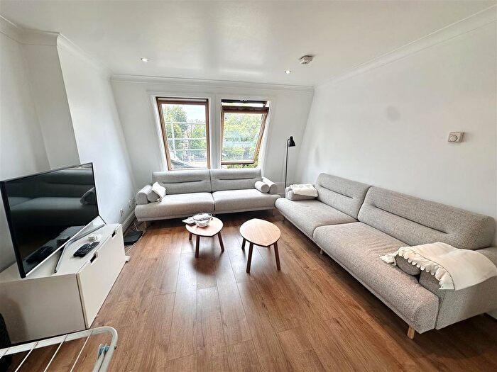 2 Bedroom Flat To Rent In Rosslyn Mews, Hampstead, London, NW3