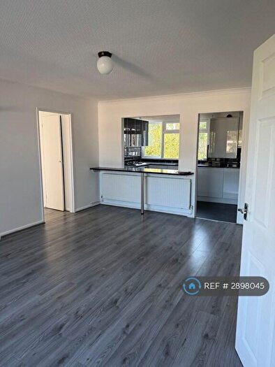 2 Bedroom Flat To Rent In Romford Road, Chigwell, IG7