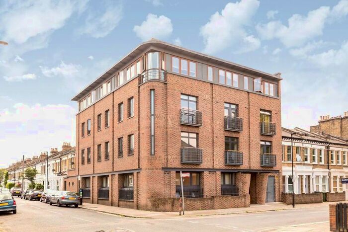 2 Bedroom Flat To Rent In Kepler Road, London, SW4