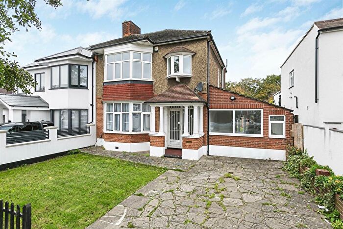 3 Bedroom Property For Sale In High View Road, South Woodford, E18