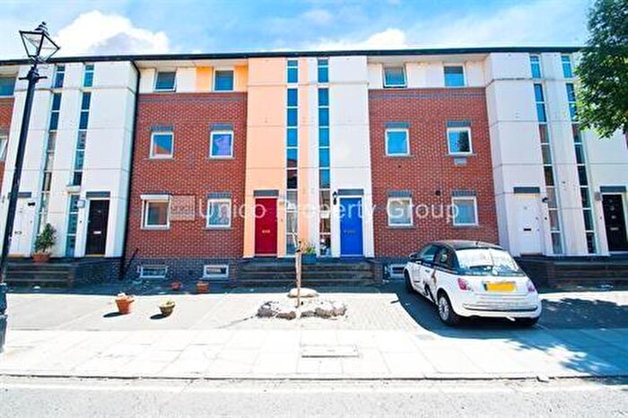 5 Bedroom Town House To Rent In Blondin Street, London, E3