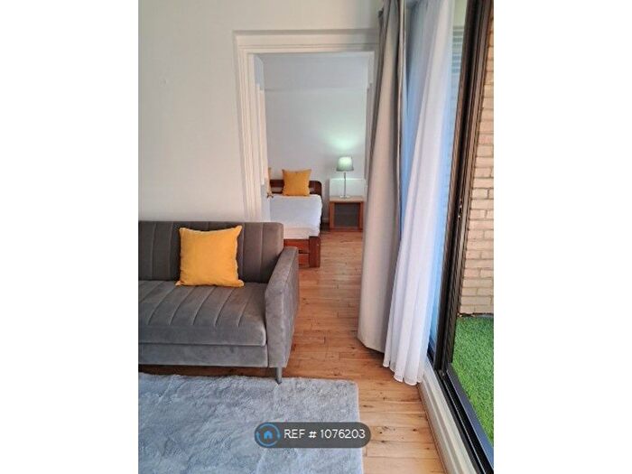 1 Bedroom Flat To Rent In Waterloo Gardens, London, N1