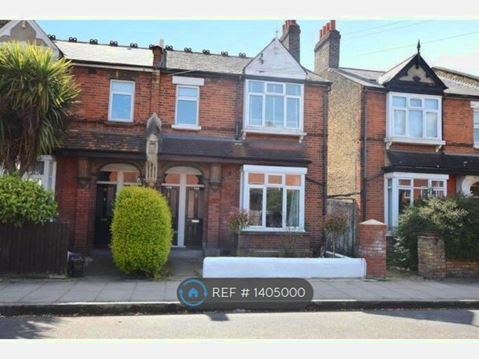 3 Bedroom Flat To Rent In Robinson Road, London, SW17