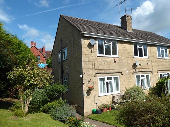 2 Bedroom Flat To Rent In Cedar Drive, Dursley, GL11
