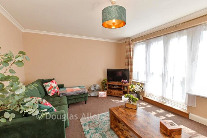 2 Bedroom Maisonette For Sale In Victor Approach, Hornchurch, Essex, RM12