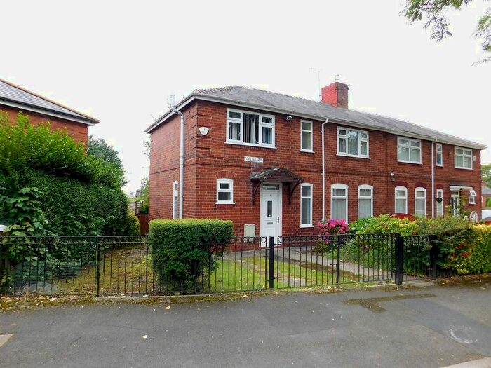 4 Bedroom Semi-Detached House To Rent In Poplar Avenue, Oldham, OL8