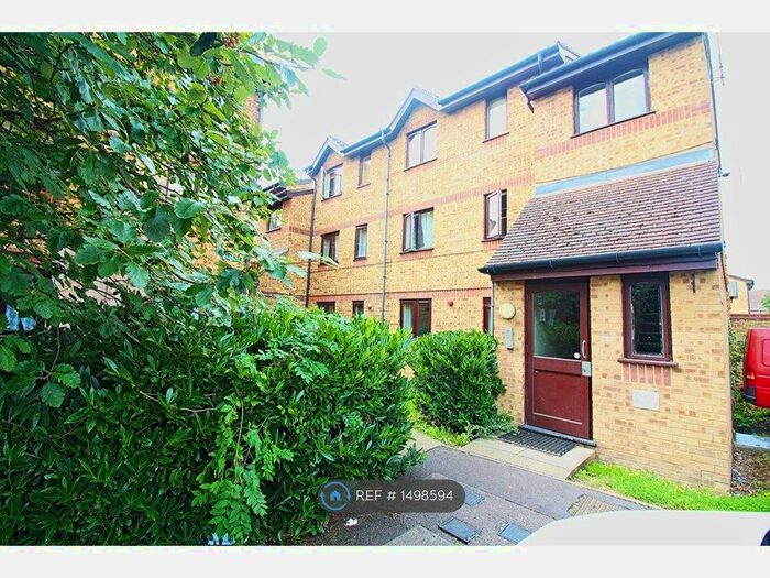 2 Bedroom Flat To Rent In Overton Drive, Ilford, RM6