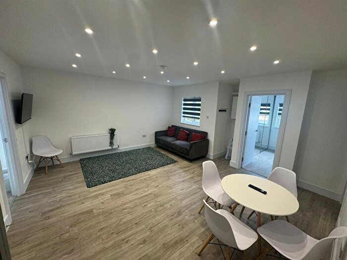 3 Bedroom Flat To Rent In Vivian Avenue, London, NW4