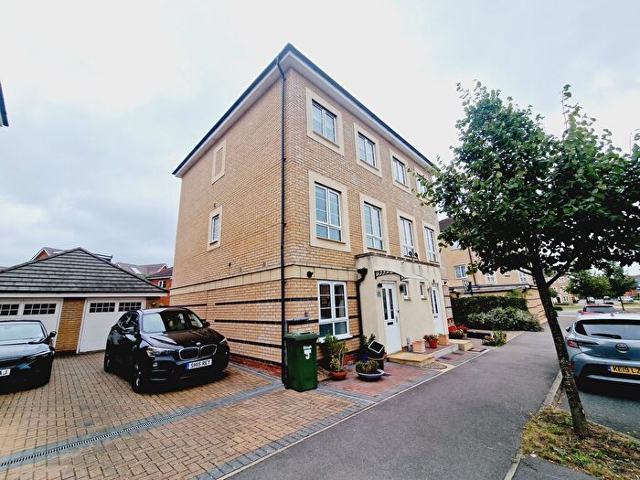 4 Bedroom Town House To Rent In Kings Reach, Slough, SL3