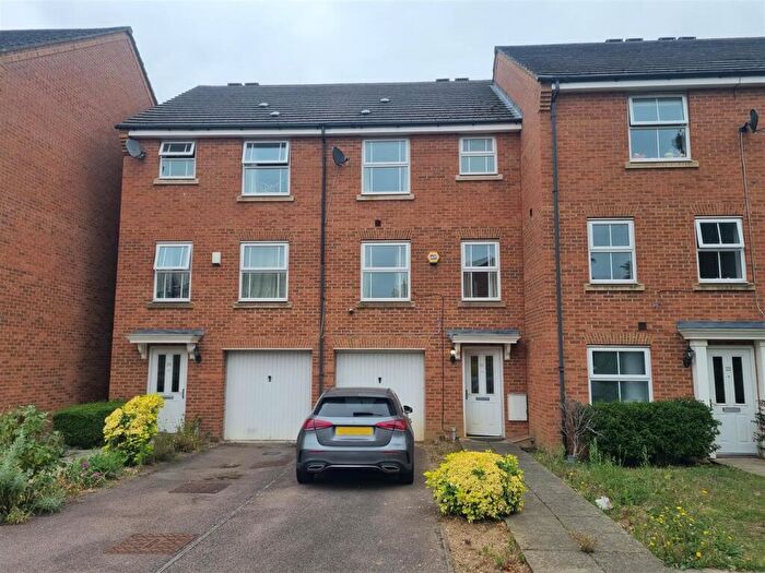 4 Bedroom Town House For Sale In Enders Close, Enfield, London, EN2