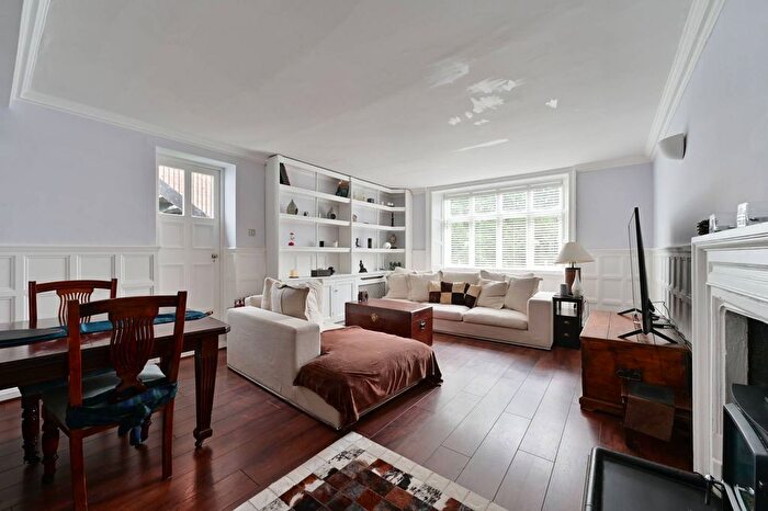 3 Bedroom Flat To Rent In Devey Close, Coombe, Kingston Upon Thames, KT2