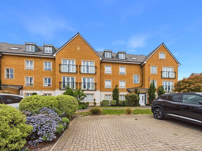 2 Bedroom Apartment For Sale In Kenyon Way, Langley, Berkshire, SL3