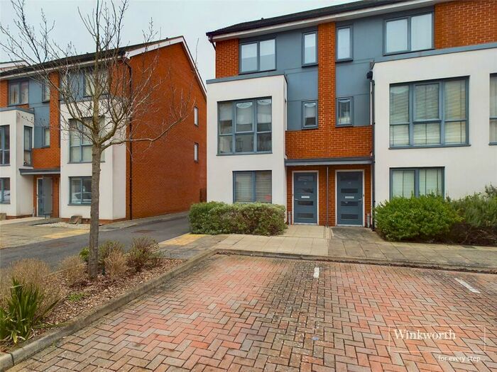 4 Bedroom End Of Terrace House To Rent In Drake Way, Reading, Berkshire, RG2