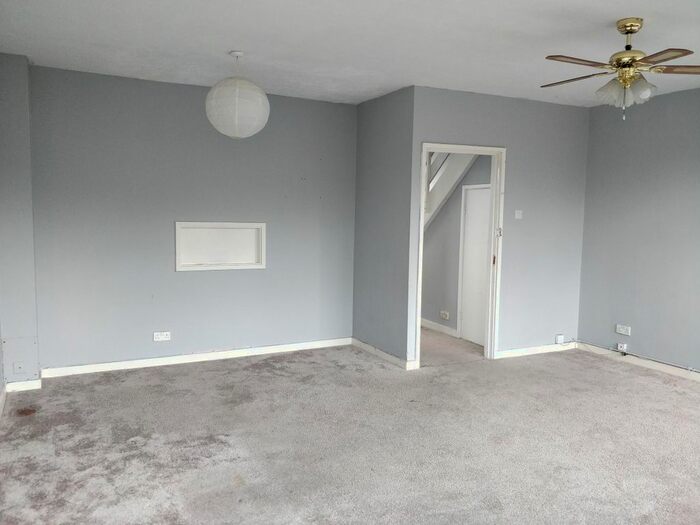 3 Bedroom Maisonette To Rent In Meadway Shopping Centre, Tilehurst, Reading RG30