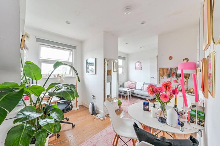 1 Bedroom Flat For Sale In Saltram Crescent, Queen's Park, London, W9