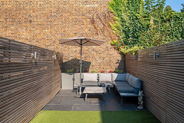 2 Bedroom Flat For Sale In Fulham Palace Road, London, SW6