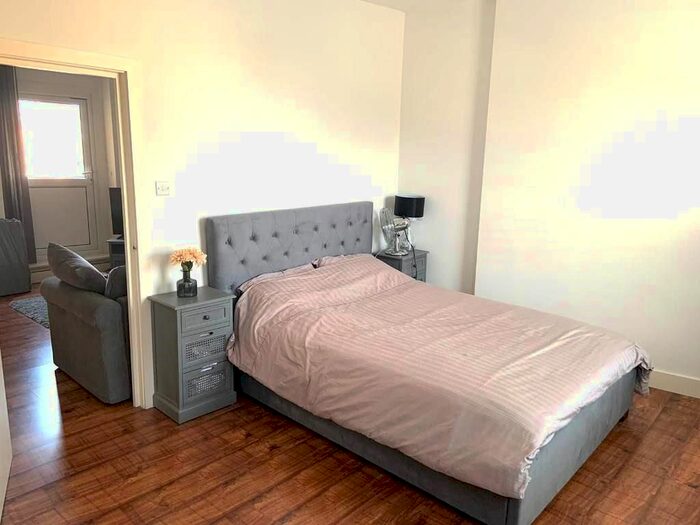 1 Bedroom Flat To Rent In Munster Road, Fulham, London, SW6