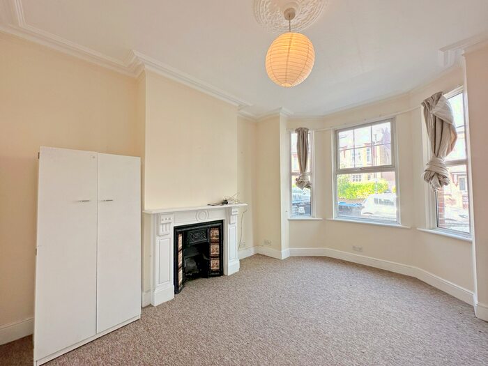 2 Bedroom Flat To Rent In Cromwell Road, London, SW19
