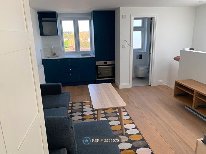 Studio To Rent In Holly Park Road, London, N11