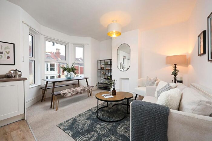 2 Bedroom Flat For Sale In Ash Road, Bristol, BS7