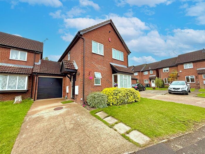 4 Bedroom Link Detached House For Sale In Fieldfare Green, Luton, LU4