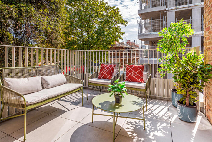 2 Bedroom Apartment For Sale In Unit North Gate Park, Harringay, N15