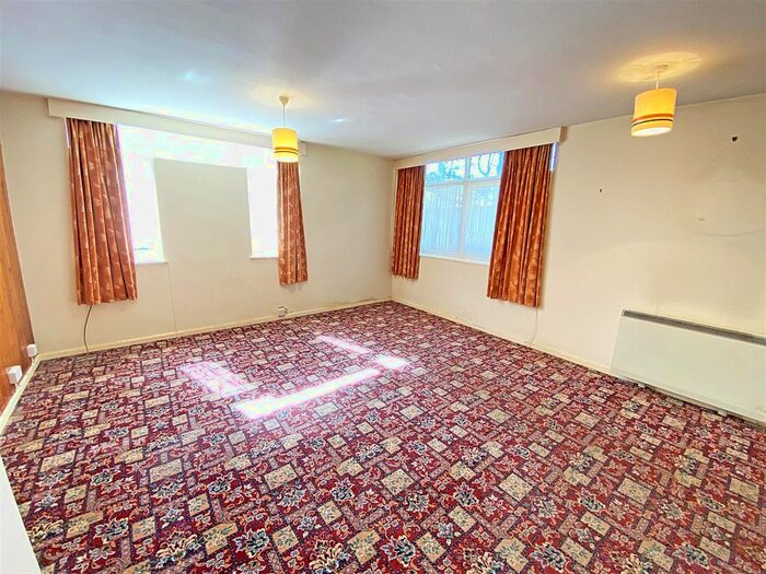 2 Bedroom Flat For Sale In The Serpentine North, Crosby, Liverpool, L23