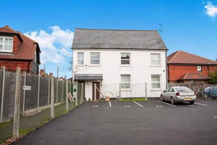 2 Bedroom Flat For Sale In Ground Floor Flat, Bishopric, Horsham, RH12