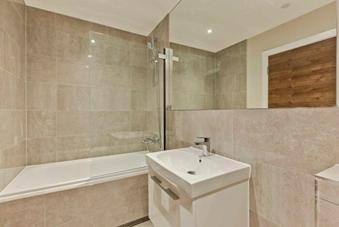 1 Bedroom Flat To Rent In Church Street, Walton-On-Thames, KT12