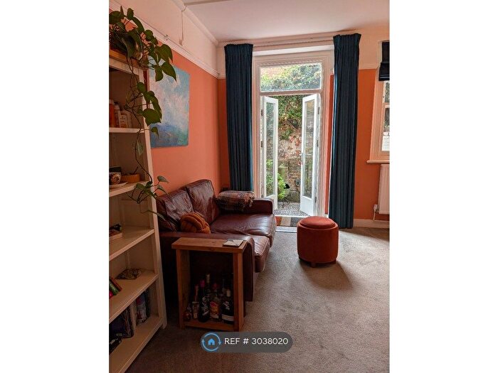 2 Bedroom Flat To Rent In Lansdowne House, London, SW8
