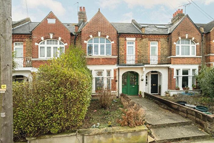 3 Bedroom Flat To Rent In Dornton Road, London, SW12