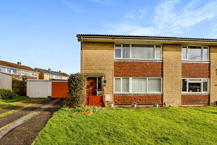 2 Bedroom Flat To Rent In Bramley Drive, Frome, BA11