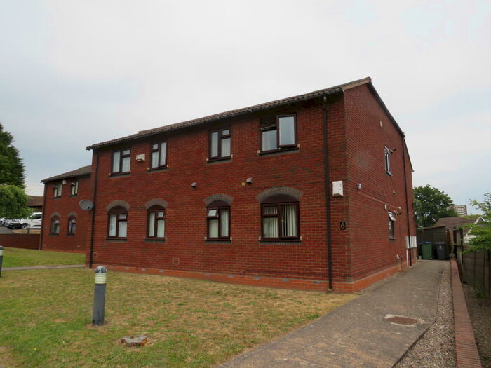 2 Bedroom Apartment To Rent In The Pineways, Oldbury, B69