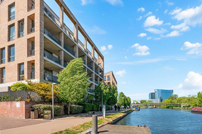 2 Bedroom Flat For Sale In Copland Court, Brentford, TW8