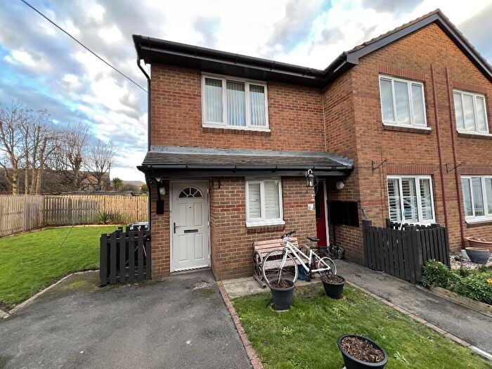 2 Bedroom Flat To Rent In Thorpe Gardens, Leeds, West Yorkshire, LS10