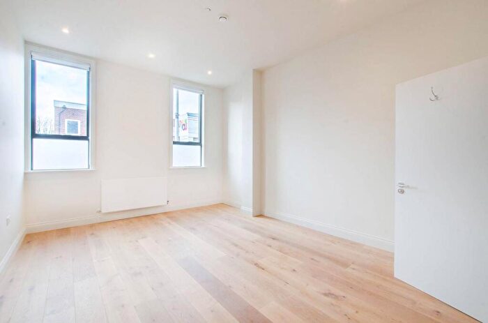 3 Bedroom Flat To Rent In Rye Lane, Peckham, London, SE15