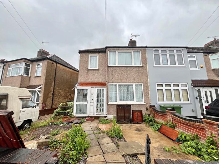 3 Bedroom End Of Terrace House For Sale In Gainsborough Road, Rainham, RM13