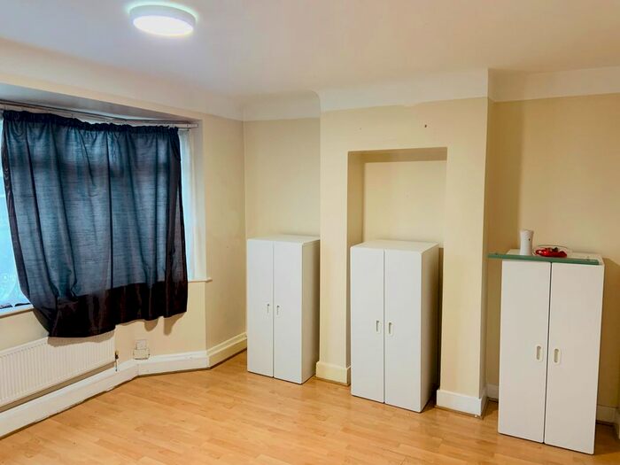 2 Bedroom Maisonette To Rent In Shelley Crescent, Heston TW5