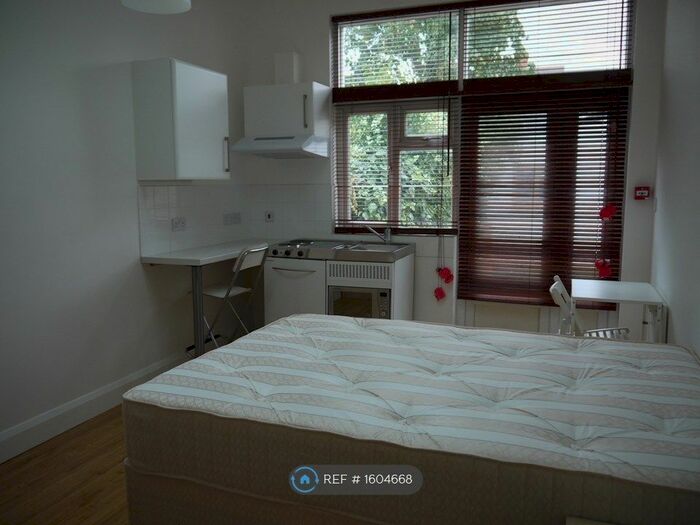 Studio To Rent In Golders Green Road, London, NW11
