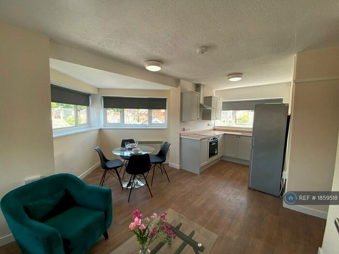 3 Bedroom Flat To Rent In Top Floor Deiniol Road, Bangor, LL57