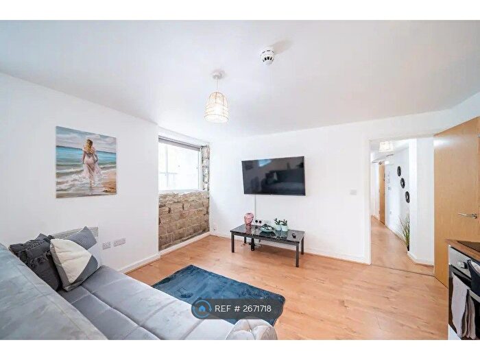 2 Bedroom Flat To Rent In Rivermill Court, Leeds, LS5