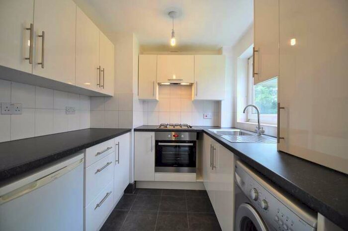 2 Bedroom Maisonette Flat To Rent In Fernley Court, Maidenhead, SL6