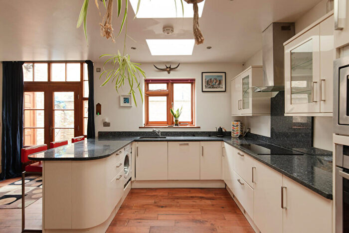 2 Bedroom Flat For Sale In Chadwick Road, Peckham Rye, SE15