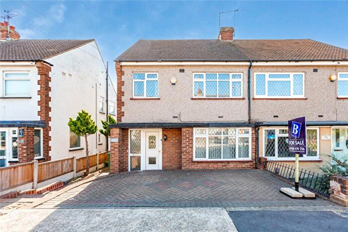 3 Bedroom Semi-Detached House For Sale In Aintree Grove, Upminster, RM14