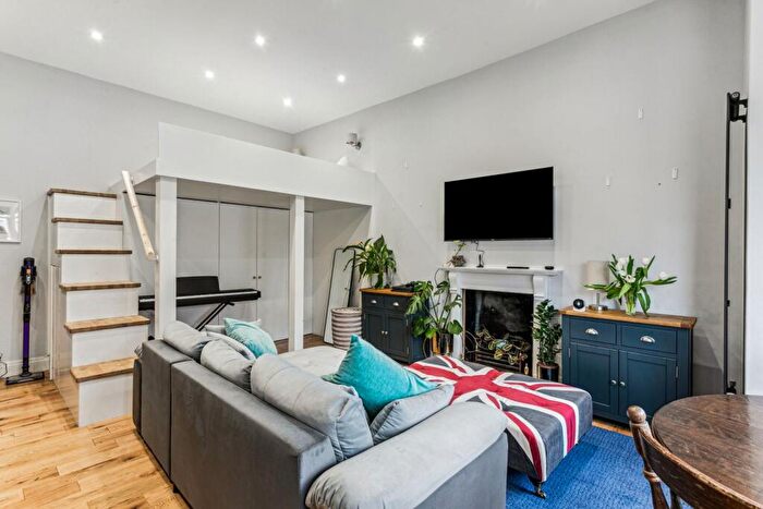 1 Bedroom Flat For Sale In Raised Ground Floor, Altenburg Gardens, SW11