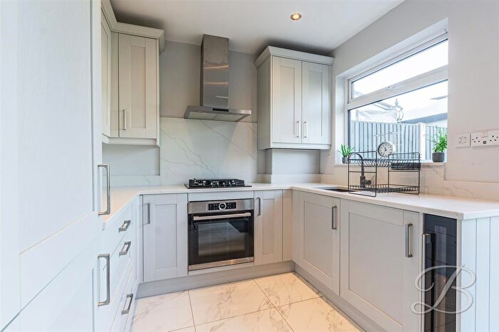 3 Bedroom Semi-Detached House For Sale In Shaftsbury Avenue, Mansfield, NG19