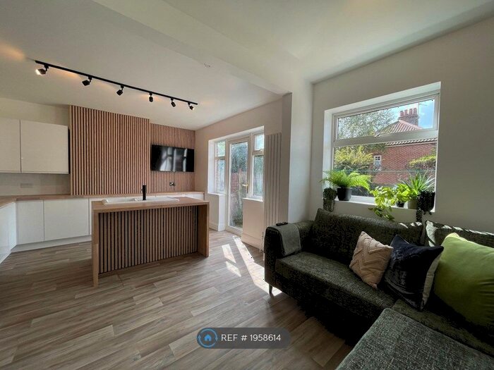 4 Bedroom Semi-Detached House To Rent In Stratford Drive, Norwich, NR1
