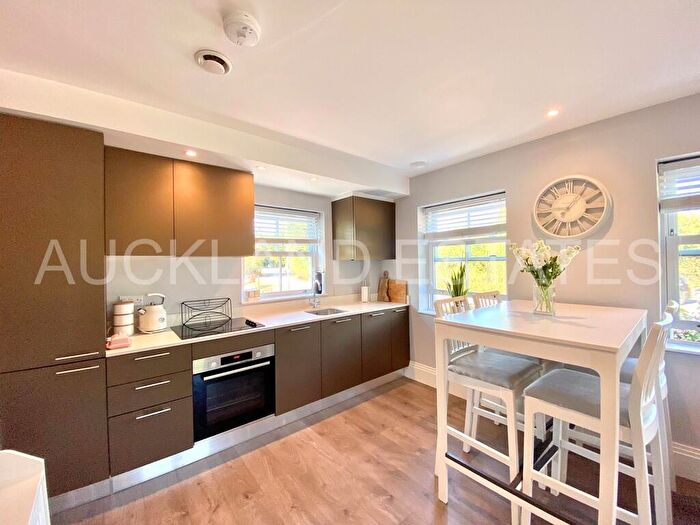 2 Bedroom Apartment For Sale In Swan Lodge, Brookmans Park, AL9