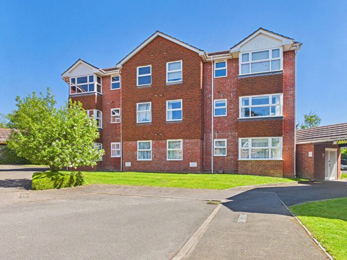 2 Bedroom Flat For Sale In Bowes Close, Horsham, West Sussex., RH13