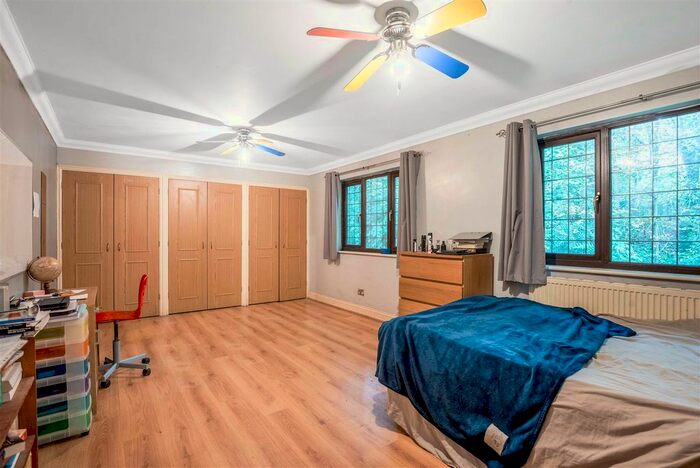 5 Bedroom Detached House For Sale In Brenchley Close, Chislehurst, BR7